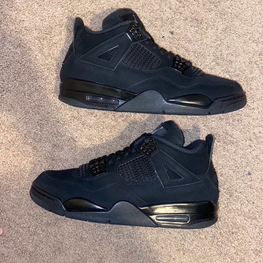 Size 10.5 no box but lightly worn sneaker has all stars and no drag on bottom